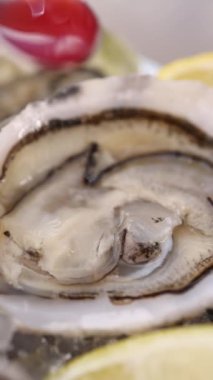 Lokantada buzlu midye