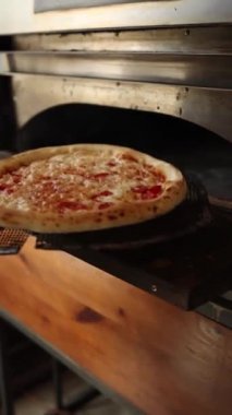 Aşçı pizzacıda pizza hazırlar.