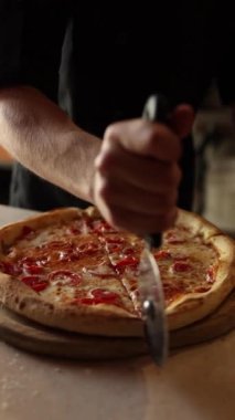 Aşçı pizzacıda pizza hazırlar.