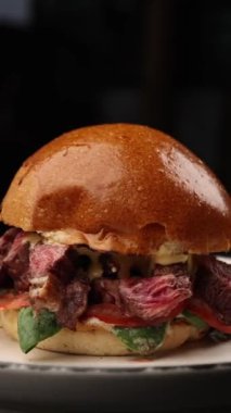 Lokantada lezzetli ve sulu bir hamburger. Kapat.