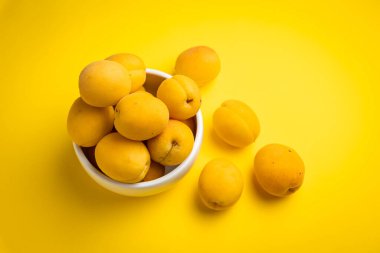 Sarı arka planda olgun kayısılar. Sağlıklı yemek..