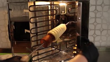 Bir Macar pasta şefi, Romen Macarlar için geleneksel bir hamur işi olan Kurtos Kolacs yapıyor.