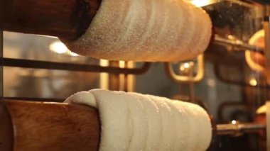 Bir Macar pasta şefi, Romen Macarlar için geleneksel bir hamur işi olan Kurtos Kolacs yapıyor.