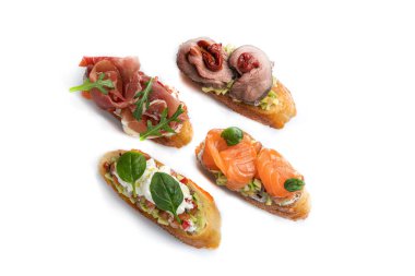 Farklı türde bruschetta. Somon, et, yumuşak peynir ve bitkilerle.