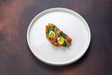 Balık, peynir ve bitkilerle nefis bruschetta.