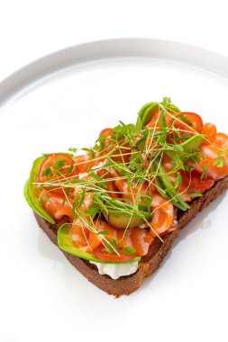 Tuzlu somon ve krem peynirli bruschetta.