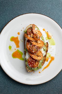 Karides, peynir ve bitkilerle nefis bruschetta.