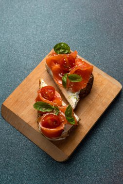 Tuzlu somon ve krem peynirli bruschetta.