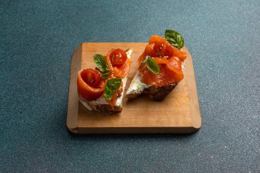 Tuzlu somon ve krem peynirli bruschetta.