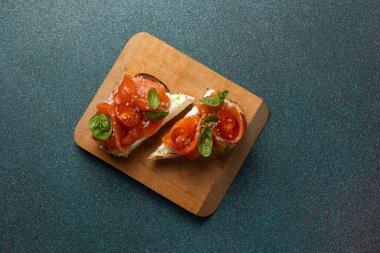 Tuzlu somon ve krem peynirli bruschetta.