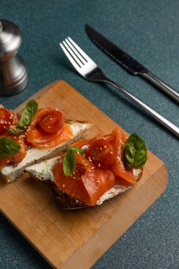 Tuzlu somon ve krem peynirli bruschetta.