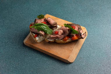 Et, peynir ve bitkilerle nefis bruschetta.