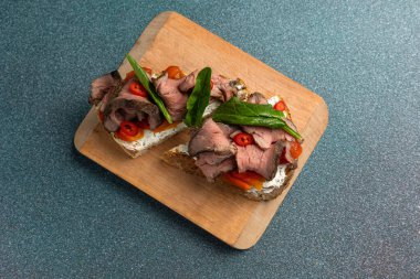 Et, peynir ve bitkilerle nefis bruschetta.