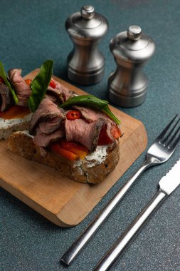 Et, peynir ve bitkilerle nefis bruschetta.