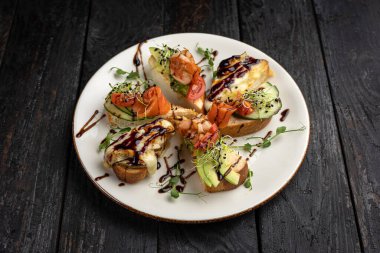 Tuzlu somon ve krem peynirli bruschetta.