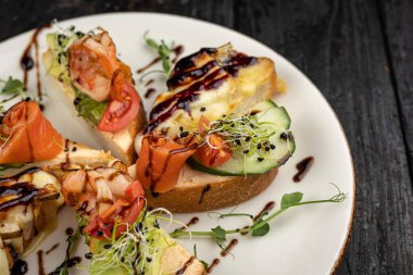 Tuzlu somon ve krem peynirli bruschetta.