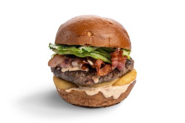 Beyaz arka planda lezzetli bir hamburger..