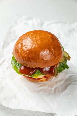 Beyaz arka planda lezzetli bir hamburger..