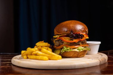 Lokantada lezzetli bir hamburger.