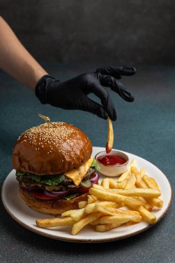 Lokantada lezzetli bir hamburger.