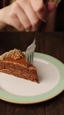 Kafede lezzetli bir tatlı, yakın plan..