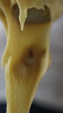 Ev Mutfağında Kek Hazırlayan Bir Kadın