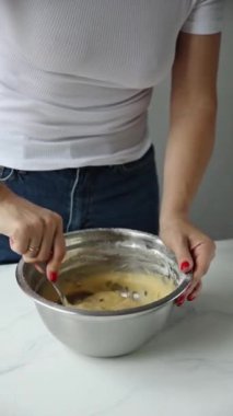 Ev Mutfağında Kek Hazırlayan Bir Kadın