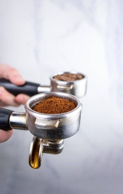 Kahveci kahve yapıyor. Kapat.