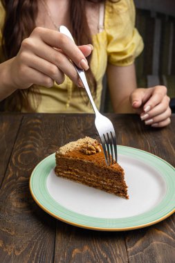 Koyu ahşap zemin üzerinde ceviz olan bir parça kek..