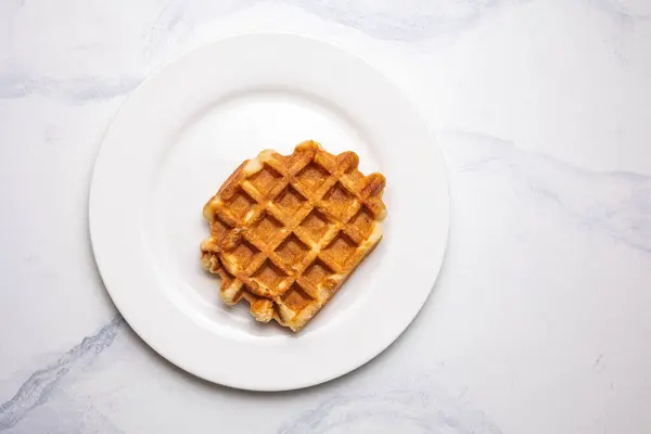 Beyaz tabakta Belçika waffleları