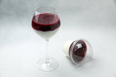 Lezzetli bir kremalı tatlı. Kapat.