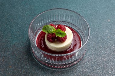 Lezzetli bir kremalı tatlı. Kapat.