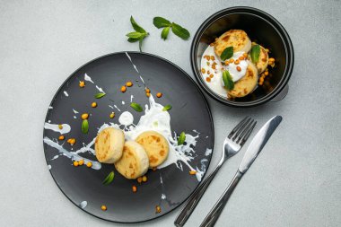 Tabakta nefis peynirli kekler. Kapat.