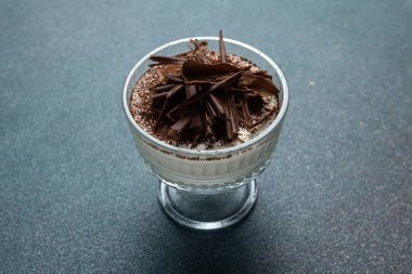 Lezzetli çikolatalı tiramisu. Kapat.