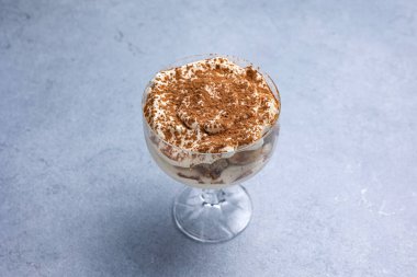 Lezzetli çikolatalı tiramisu. Kapat.