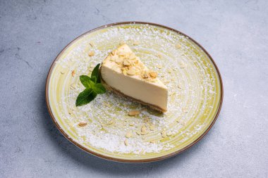 Lezzetli bir restoran tatlısı, cheesecake. Kapat.