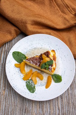 Lezzetli bir restoran tatlısı, cheesecake. Kapat.