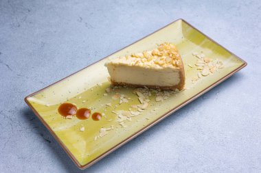 Lezzetli bir restoran tatlısı, cheesecake. Kapat.