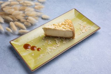 Lezzetli bir restoran tatlısı, cheesecake. Kapat.
