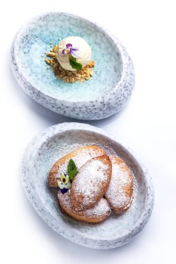 Lezzetli bir restoran tatlısı, cheesecake. Kapat.