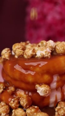 Karamelli patlamış mısırlı glütensiz yumuşak Japon gözlemeleri.