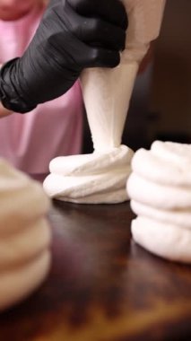 Japon keki mutfakta pişirilir.