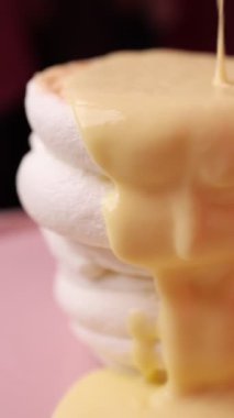 Glütensiz kabarık Japon krepleri soslu..