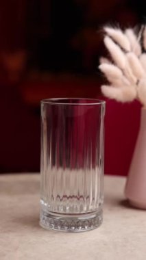 Barmen alkolü hazırlıyor.