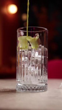 Barmen alkolü hazırlıyor.