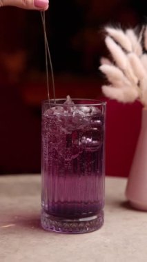 Barmen alkolü hazırlıyor.