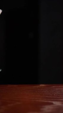 Barmen alkolü hazırlıyor.