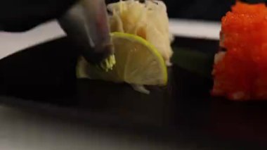 Şef lezzetli somon ruloları pişiriyor. Japon mutfağı.