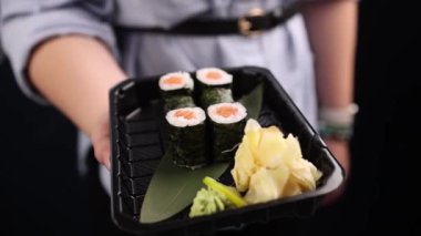 Şef lezzetli somon ruloları pişiriyor. Japon mutfağı.