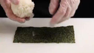 Şef lezzetli somon ruloları pişiriyor. Japon mutfağı.